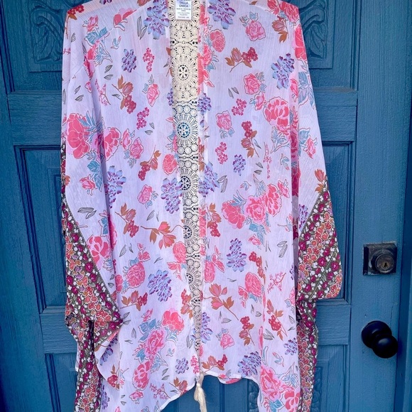 Time and Tru Floral Kimono with Lace Detail - Picture 1 of 5
